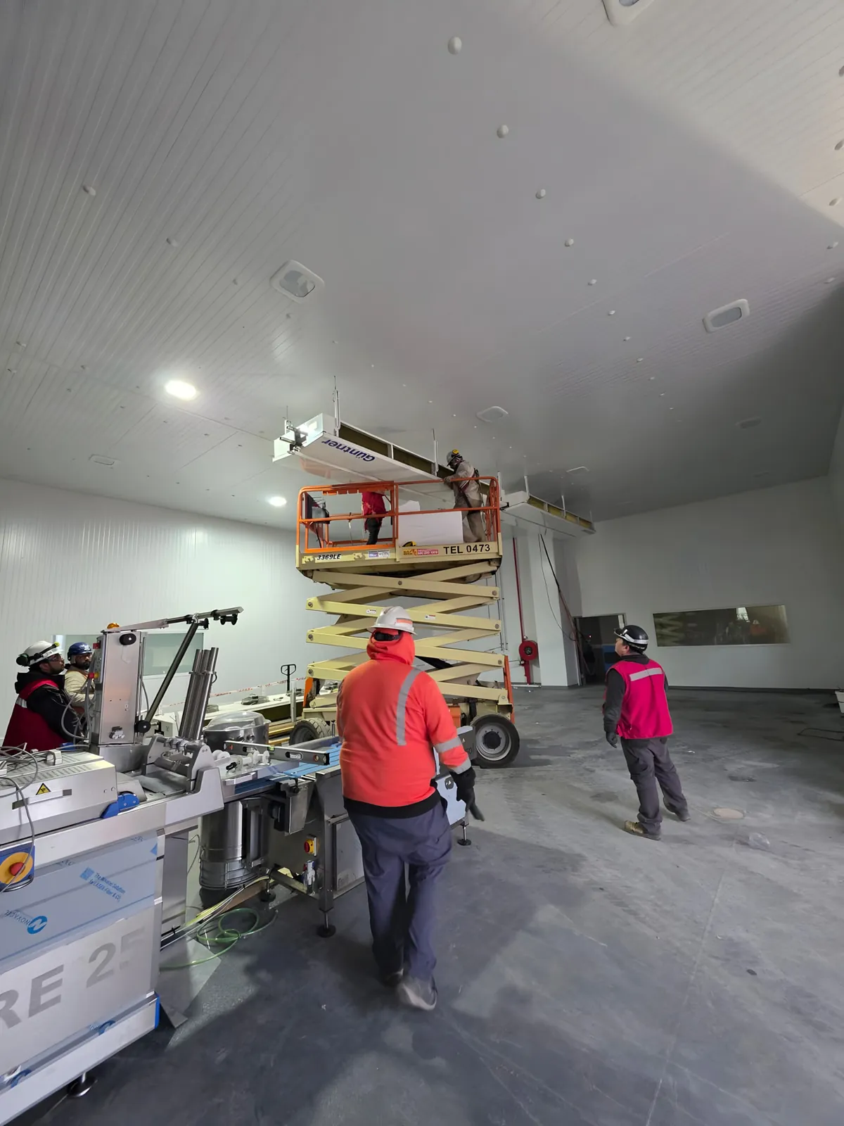 Equipo de FRIOMETAL realizando montaje en altura